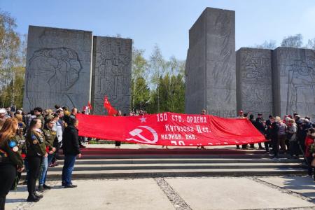 В Новосибирске огромное Знамя Победы пронесли к Монументу Славы