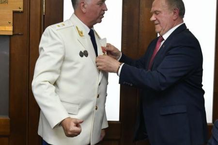 «Служим Советскому Закону!». Накануне столетия советской прокуратуры Г.А. Зюганов наградил ветеранов правоохранительных органов