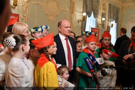 Г.А. Зюганов: "Самые яркие страницы в жизни страны Советов связаны с пионерией и комсомолом". В Москве прошел праздничный вечер-концерт, посвященный 100-летию Пионерии