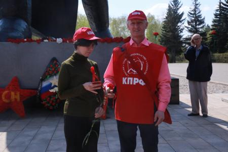 День Победы в Омской области. Коммунисты прошли торжественным шагом по Аллее Памяти