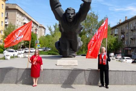Сталинградские коммунисты и комсомольцы завершили памятную акцию, посвященную Знамени Победы