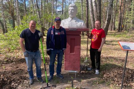 Тюменская область. Накануне Дня Пионерии коммунисты провели субботник на базе отдыха «Пионер»