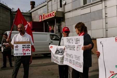 Алтайский край. Участники пикета коммунистов в Барнауле потребовли жесткого контроля государства над ценами