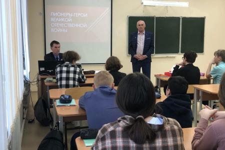 Курганские коммунисты проводят открытые уроки в школах, посвященные 100-летию Пионерии