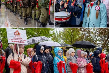 Екатеринбург. В торжественной линейке приняли участие больше полутысячи пионеров