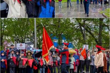 Екатеринбург. В торжественной линейке приняли участие больше полутысячи пионеров