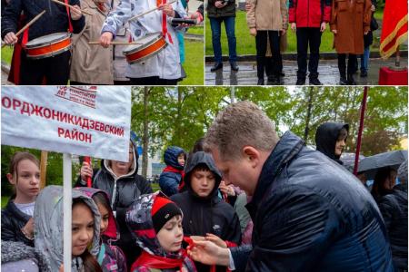 Екатеринбург. В торжественной линейке приняли участие больше полутысячи пионеров