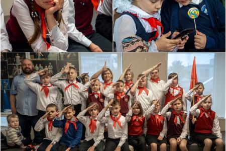 Екатеринбург. В торжественной линейке приняли участие больше полутысячи пионеров