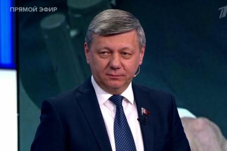 Дмитрий Новиков на Первом канале поздравил всех с Днём Победы и рассказал, что благодаря левым у России много друзей