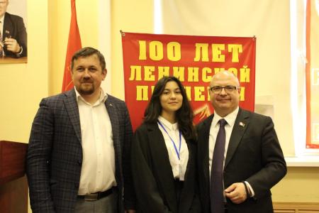В Воронежском обкоме КПРФ наградили   Благодарностями депутата Госдумы Сергея Гаврилова   победителей конкурса «Пионер ХХI века»