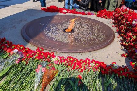 В Новосибирске огромное Знамя Победы пронесли к Монументу Славы