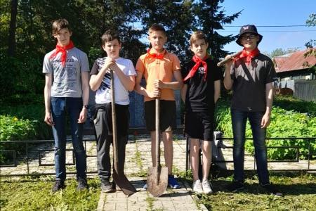 Подмосковные коммунисты 1 июня, в День защиты детей, поздравили ребятишек региона и вручили подарки от КПРФ