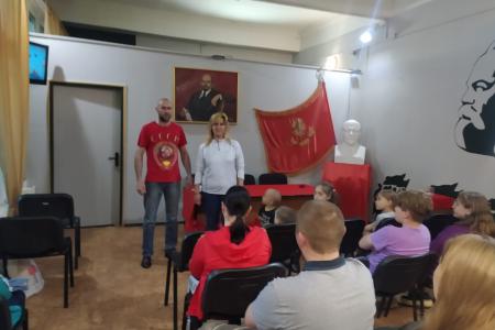 Подмосковные коммунисты 1 июня, в День защиты детей, поздравили ребятишек региона и вручили подарки от КПРФ