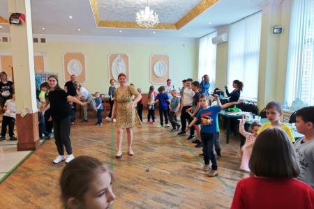 Подмосковные коммунисты 1 июня, в День защиты детей, поздравили ребятишек региона и вручили подарки от КПРФ