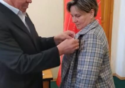 Генерал Соболев вручил активистам КПРФ из Омской области памятные медали