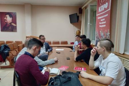 Коммунисты Читы установили табличку на памятнике Ленину-гимназисту