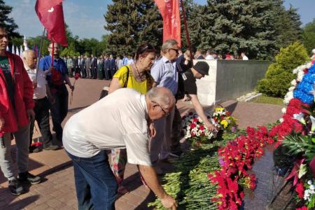 Саратовские коммунисты отметили День памяти и скорби