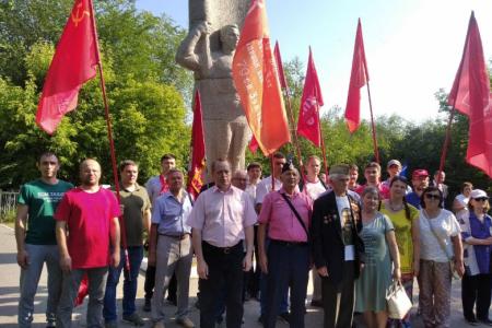 Саратовские коммунисты отметили День памяти и скорби