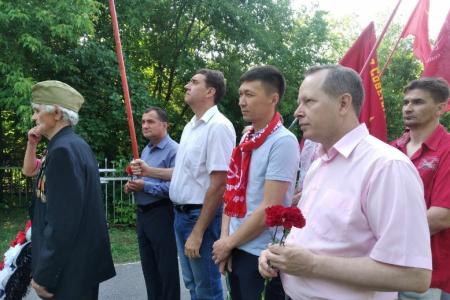 Саратовские коммунисты отметили День памяти и скорби