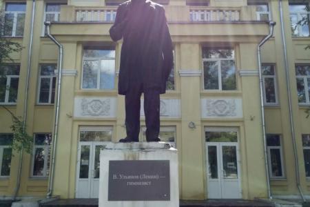 Коммунисты Читы установили табличку на памятнике Ленину-гимназисту