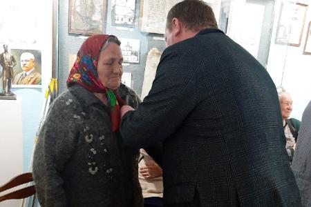 Лидер ивановских коммунистов Александр Бойков провёл встречу с детьми войны посёлка Лух