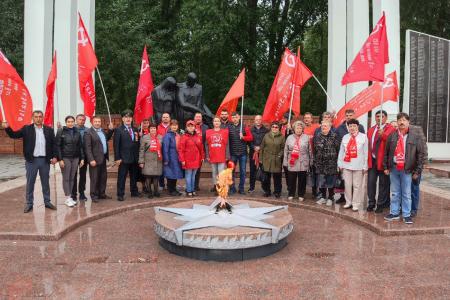 Тюменские коммунисты возложили красные гвоздики в память о павших воинах
