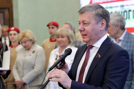 Дмитрий Новиков на открытии выставки Олега Закоморного в Госдуме: «Умение передать хрупкость и трогательность детства – знак высшего мастерства художника»