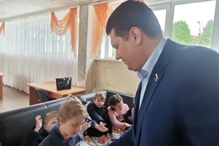 Тульские коммунисты поздравили детей с праздником