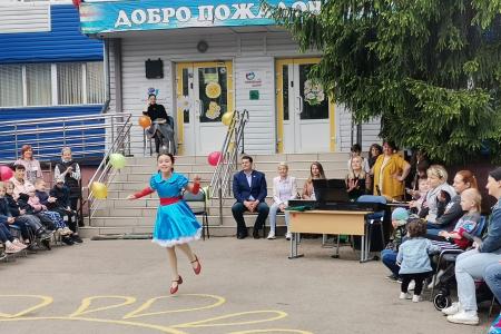 Тульские коммунисты поздравили детей с праздником