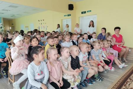 Тульские коммунисты поздравили детей с праздником