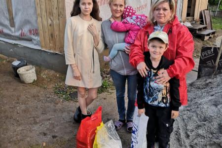 Свердловские коммунисты вручили гуманитарную помощь малообеспеченным семьям