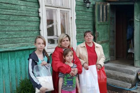 Свердловские коммунисты вручили гуманитарную помощь малообеспеченным семьям