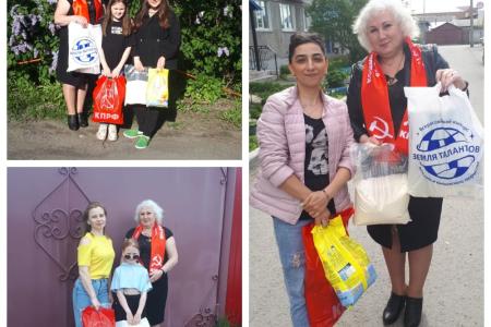 Свердловские коммунисты вручили гуманитарную помощь малообеспеченным семьям