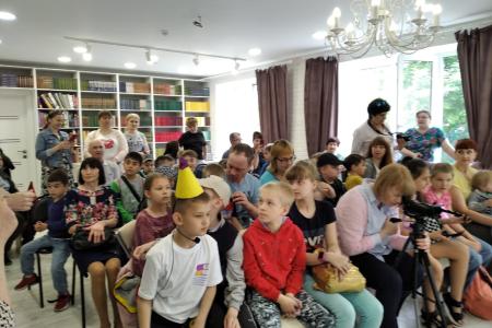 Сергей Гаврилов в День защиты детей посетил белгородскую библиотеку для слепых