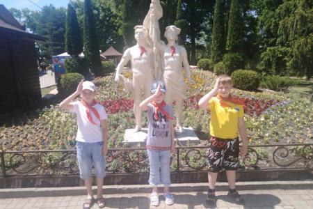 Главную роль в День защиты детей коммунисты Карачаево-Черкесии предоставили юным пионерам