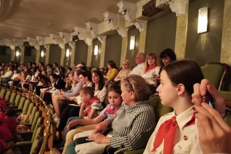 Верим в Победу Добра! Репортаж о праздновании Дня Пионерии в Большом театре