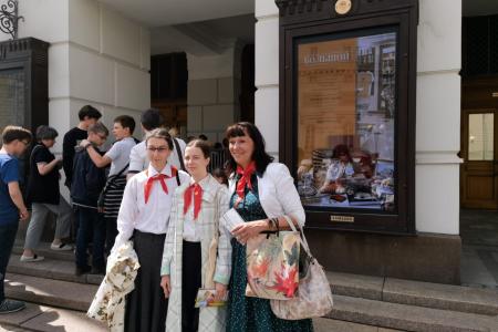 Верим в Победу Добра! Репортаж о праздновании Дня Пионерии в Большом театре