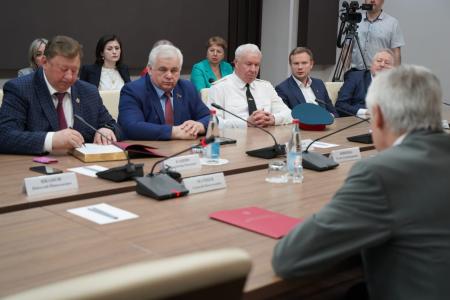 Под руководством В.И. Кашина состоялась рабочая встреча депутатов КПРФ с Председателем Парламента и Председателем Правительства Северной Осетии. Фоторепортаж