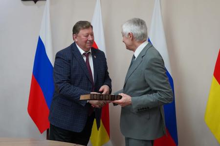 Под руководством В.И. Кашина состоялась рабочая встреча депутатов КПРФ с Председателем Парламента и Председателем Правительства Северной Осетии. Фоторепортаж