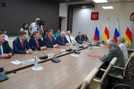 Под руководством В.И. Кашина состоялась рабочая встреча депутатов КПРФ с Председателем Парламента и Председателем Правительства Северной Осетии. Фоторепортаж
