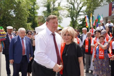 В.И. Кашин возложил цветы к бюсту А.С. Пушкина и памятнику К.Л. Хетагурову и ознакомился с национальным колоритом региональных отделений КПРФ СКФО