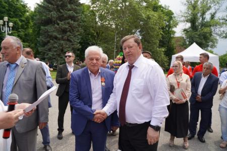 В.И. Кашин возложил цветы к бюсту А.С. Пушкина и памятнику К.Л. Хетагурову и ознакомился с национальным колоритом региональных отделений КПРФ СКФО