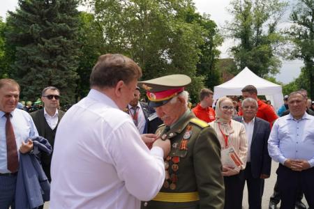 В.И. Кашин возложил цветы к бюсту А.С. Пушкина и памятнику К.Л. Хетагурову и ознакомился с национальным колоритом региональных отделений КПРФ СКФО