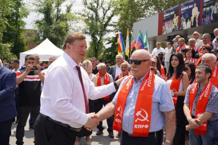 В.И. Кашин возложил цветы к бюсту А.С. Пушкина и памятнику К.Л. Хетагурову и ознакомился с национальным колоритом региональных отделений КПРФ СКФО