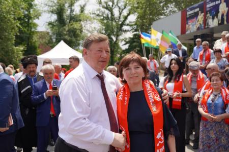В.И. Кашин возложил цветы к бюсту А.С. Пушкина и памятнику К.Л. Хетагурову и ознакомился с национальным колоритом региональных отделений КПРФ СКФО