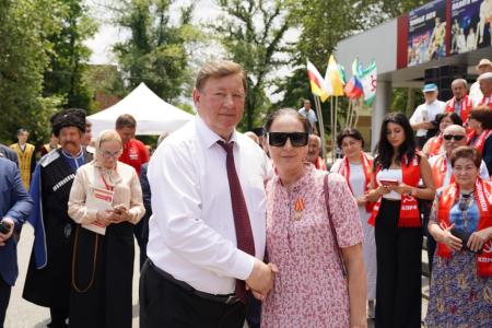 В.И. Кашин возложил цветы к бюсту А.С. Пушкина и памятнику К.Л. Хетагурову и ознакомился с национальным колоритом региональных отделений КПРФ СКФО
