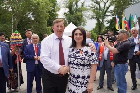В.И. Кашин возложил цветы к бюсту А.С. Пушкина и памятнику К.Л. Хетагурову и ознакомился с национальным колоритом региональных отделений КПРФ СКФО