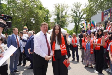 В.И. Кашин возложил цветы к бюсту А.С. Пушкина и памятнику К.Л. Хетагурову и ознакомился с национальным колоритом региональных отделений КПРФ СКФО