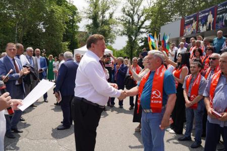 В.И. Кашин возложил цветы к бюсту А.С. Пушкина и памятнику К.Л. Хетагурову и ознакомился с национальным колоритом региональных отделений КПРФ СКФО