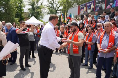 В.И. Кашин возложил цветы к бюсту А.С. Пушкина и памятнику К.Л. Хетагурову и ознакомился с национальным колоритом региональных отделений КПРФ СКФО